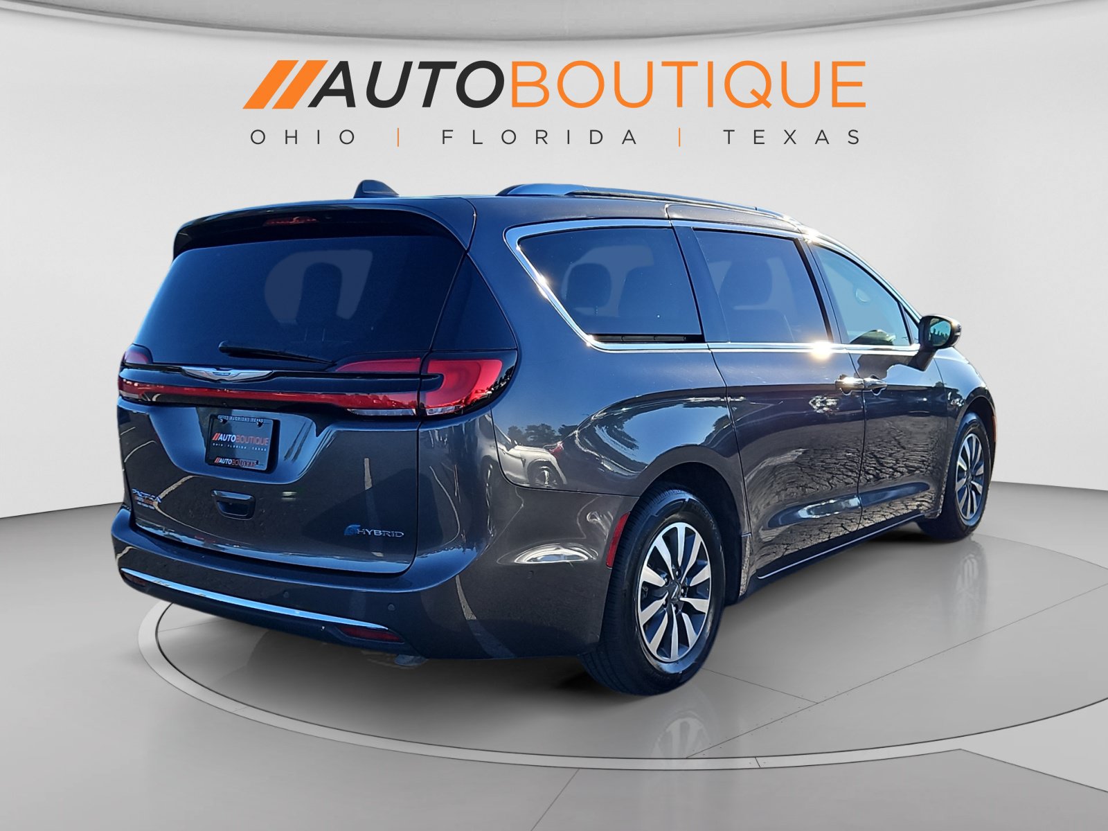 Used 2021 Chrysler Pacifica Touring-L FWD image 5