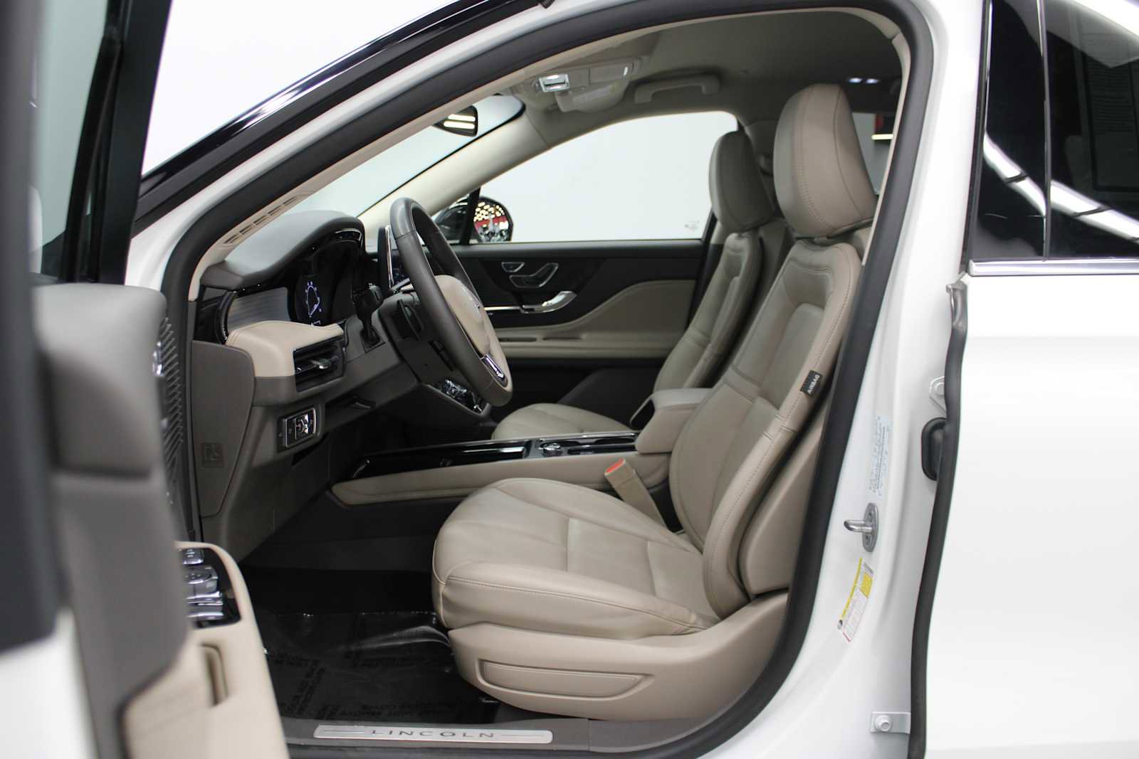 Used 2022 Lincoln Corsair AWD w/ Equipment Group 101A image 7