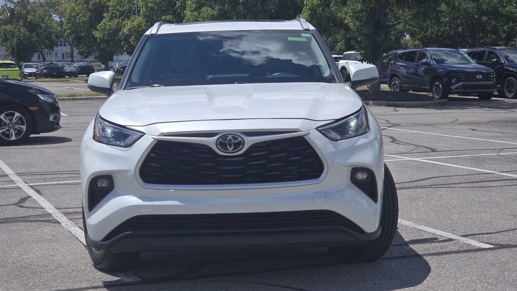 Used 2023 Toyota Highlander XLE FWD image 3