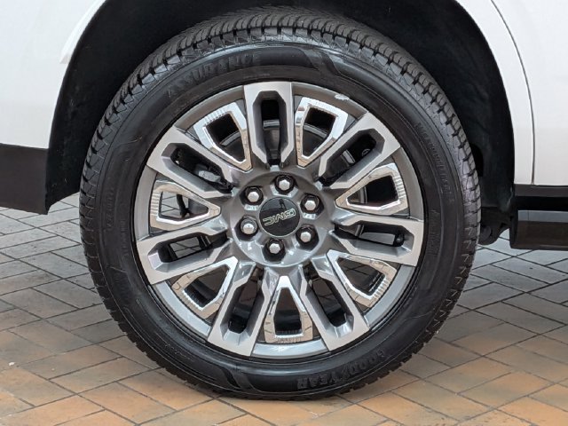 Used 2023 GMC Yukon Denali Ultimate AWD/4WD image 10