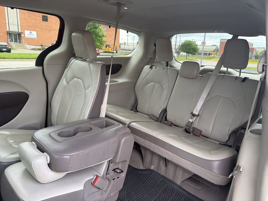 Used 2017 Chrysler Pacifica Touring-L FWD image 12