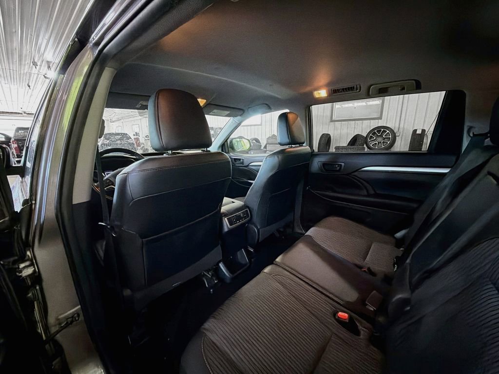 Used 2019 Toyota Highlander LE AWD/4WD image 9