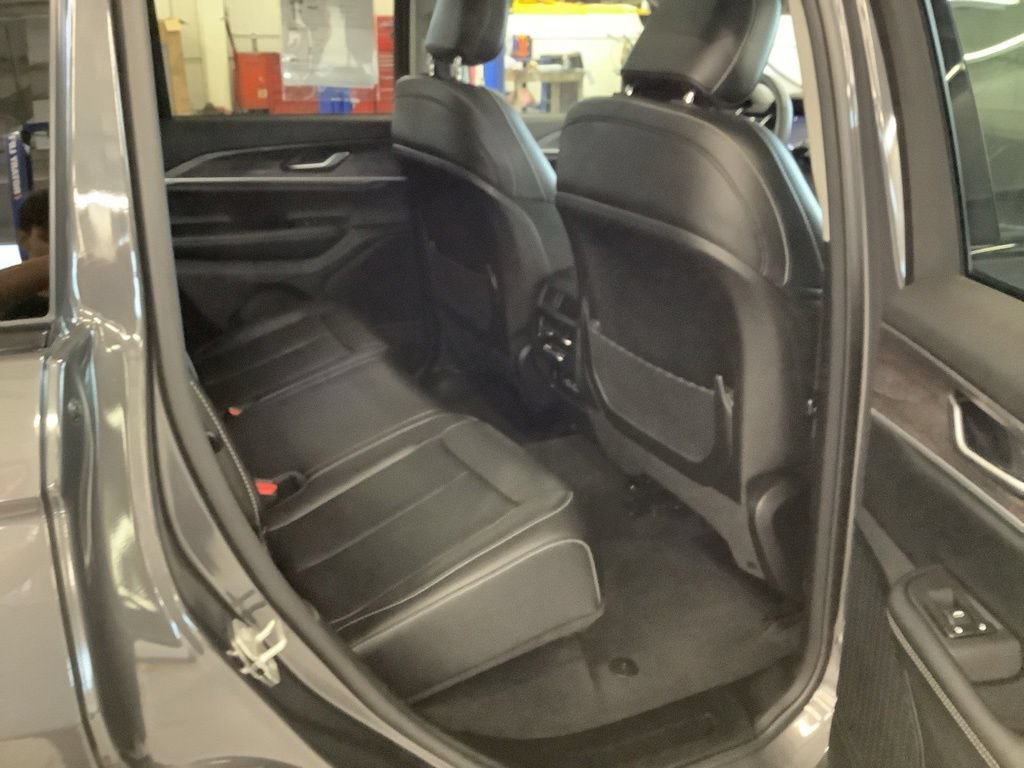 Used 2023 Jeep Grand Cherokee Limited AWD/4WD image 16