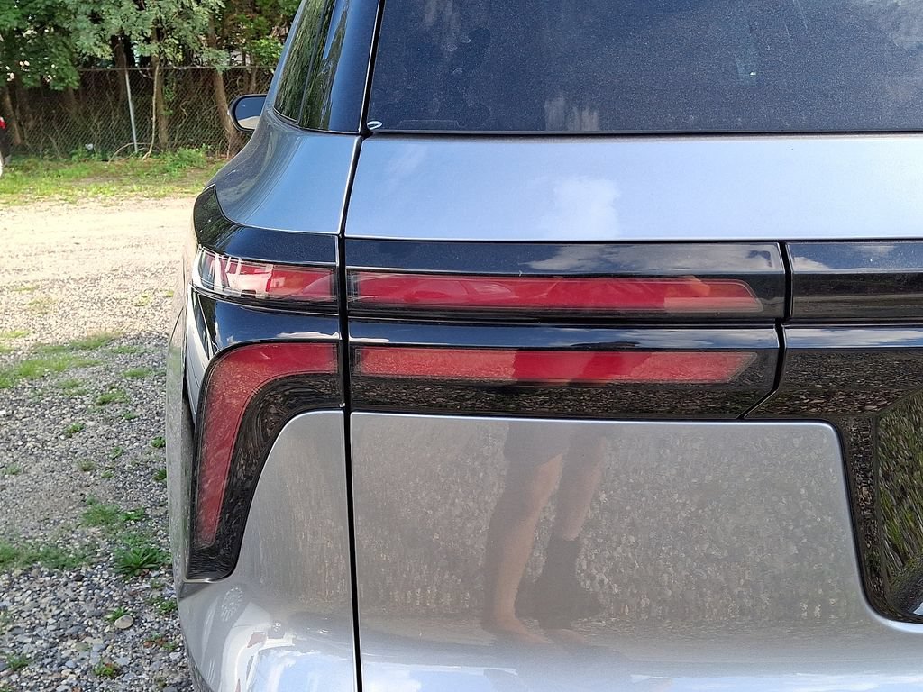 Used 2024 Chevrolet Traverse LT w/ Midnight/Sport Edition FWD image 9