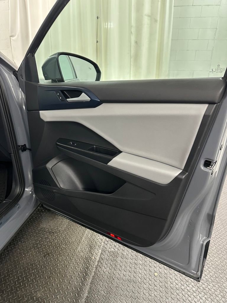 Used 2022 Volkswagen Taos SE w/ Panoramic Sunroof Package AWD/4WD image 32