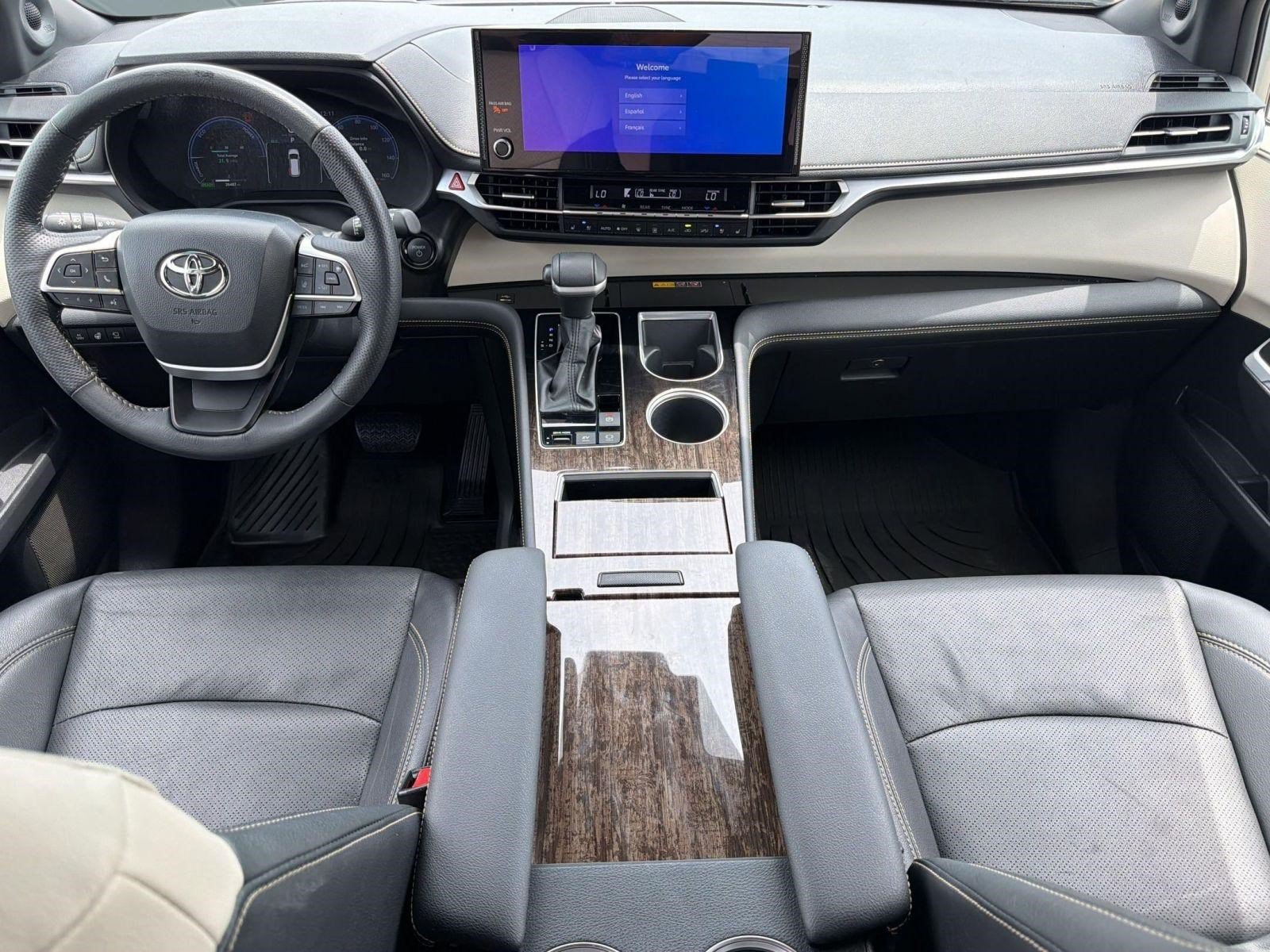 Used 2025 Toyota Sienna Platinum FWD image 14