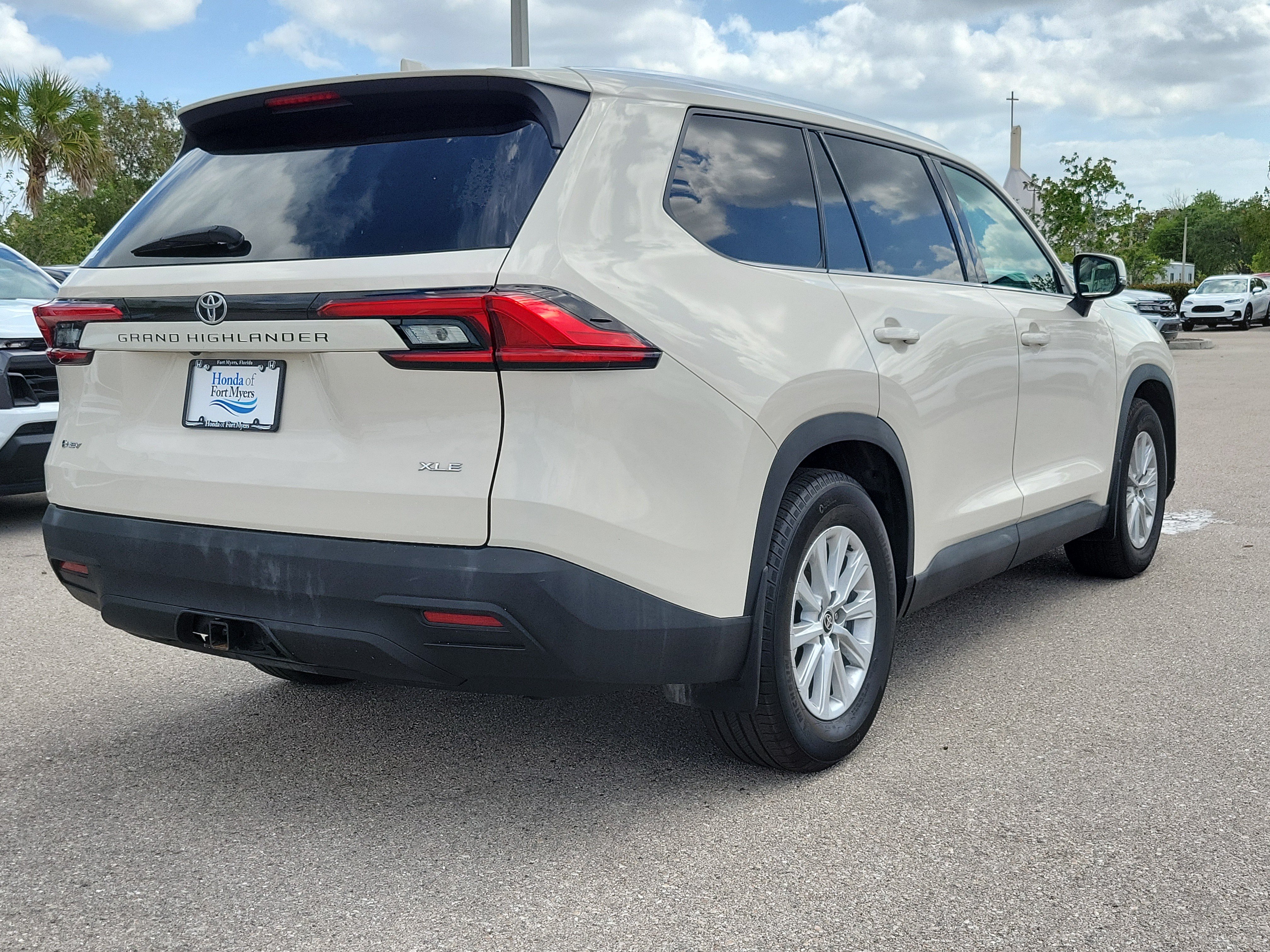 Used 2024 Toyota Grand Highlander XLE FWD image 6