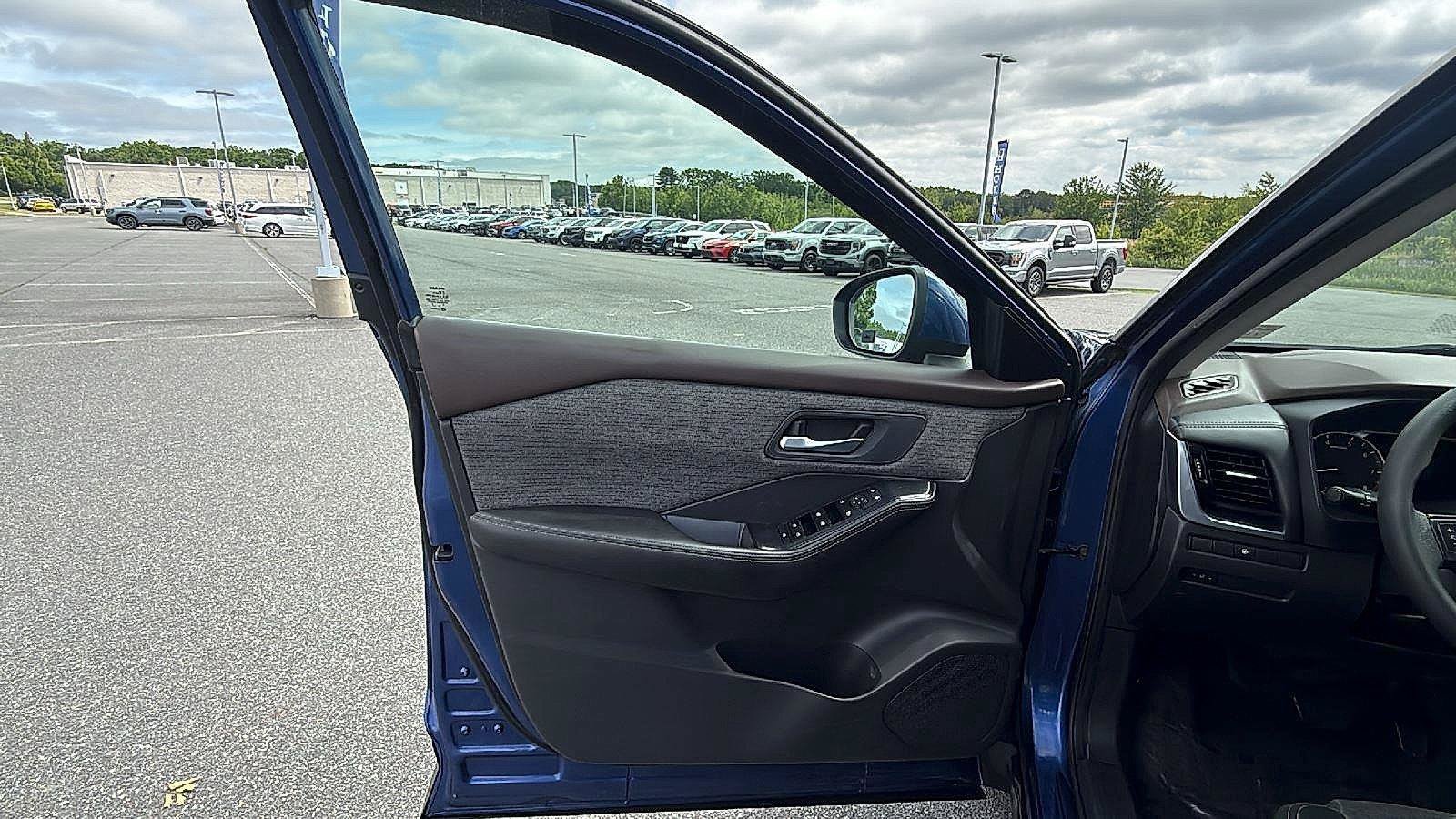 Used 2022 Nissan Rogue SV FWD image 24