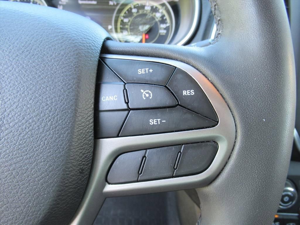 Used 2022 Jeep Cherokee Latitude Lux w/ Mopar Interior Package image 22