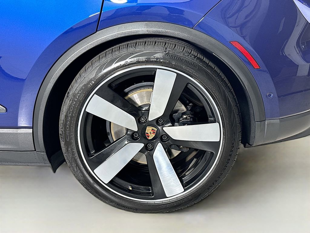 Certified 2025 Porsche Macan Electric image 3