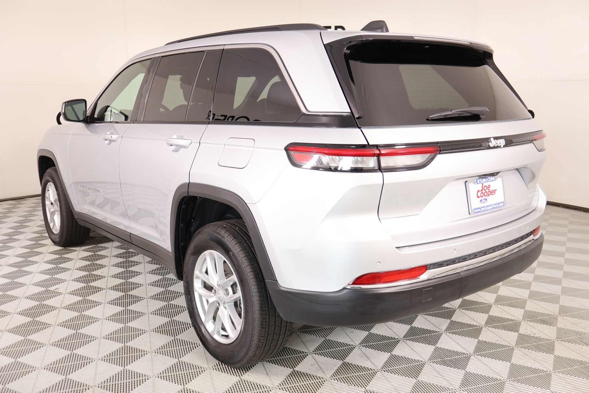 Used 2025 Jeep Grand Cherokee Laredo X RWD image 22