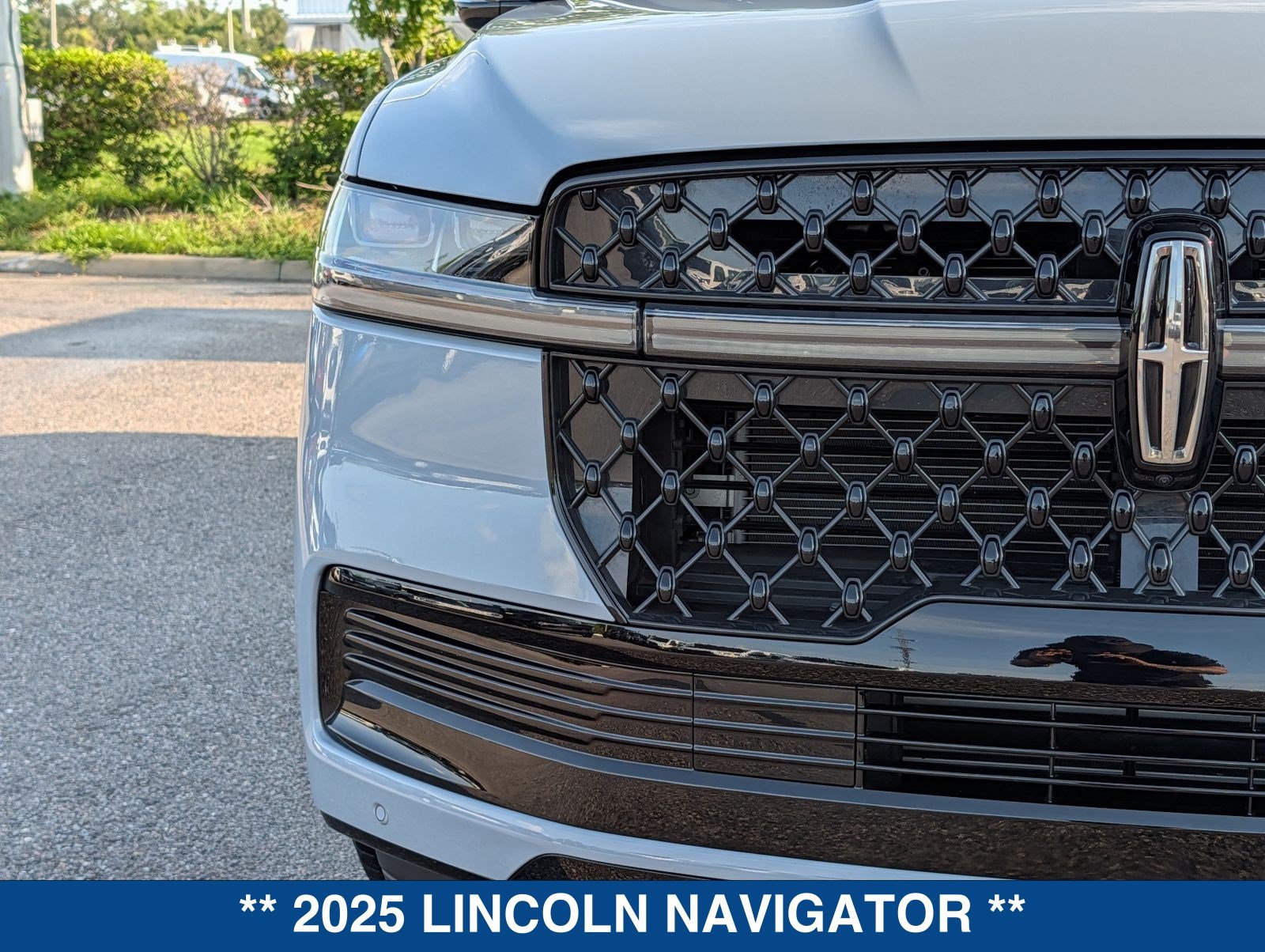 Used 2025 Lincoln Navigator Reserve w/ Jet Appearance Package AWD/4WD image 10