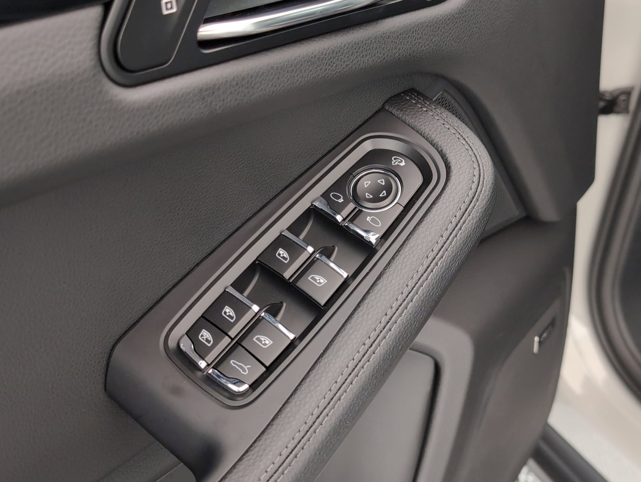 Used 2025 Porsche Macan image 27