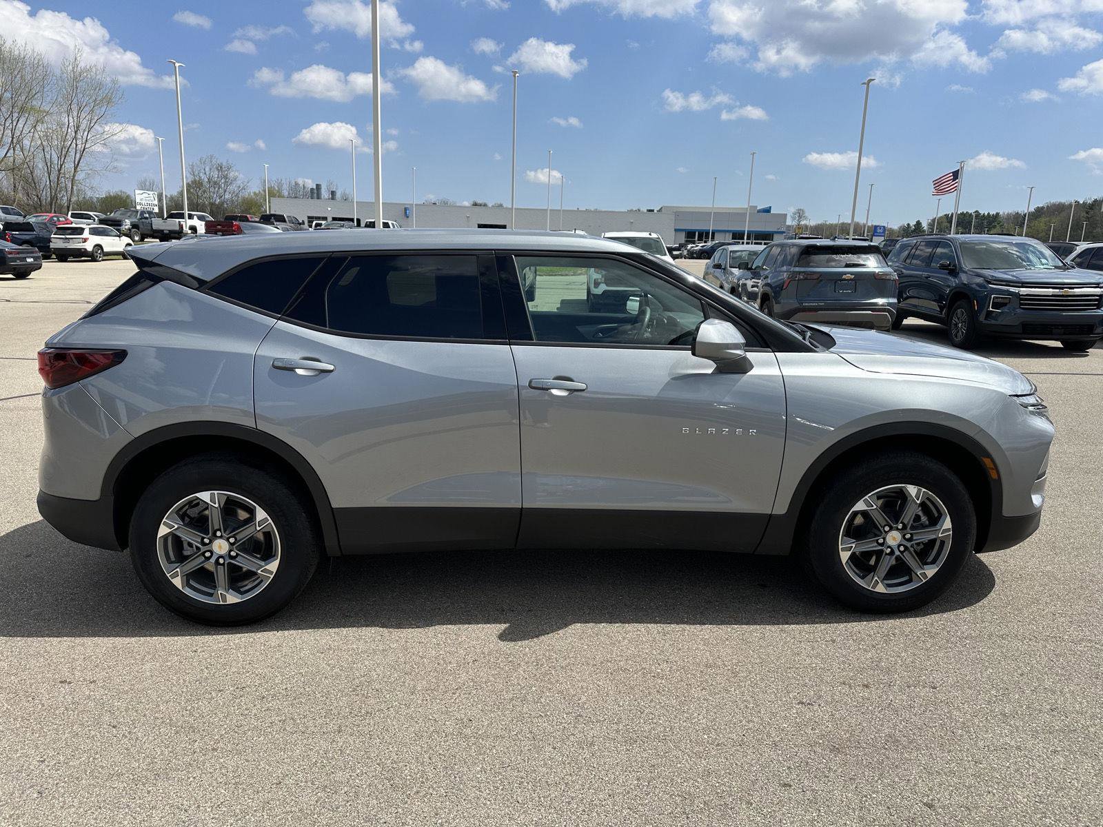 Used 2025 Chevrolet Blazer LT AWD/4WD image 9