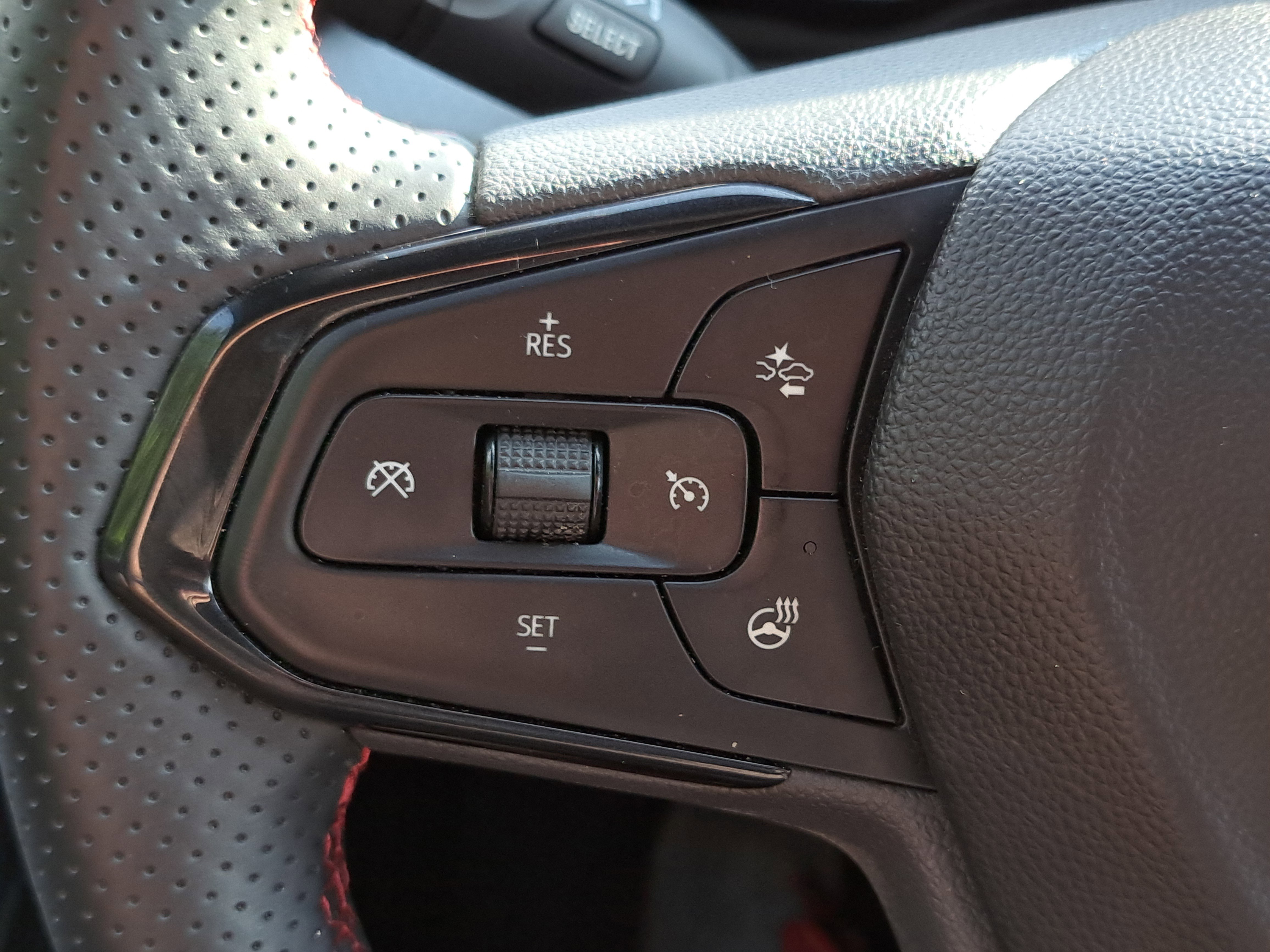 Used 2024 Chevrolet Trax RS w/ Sunroof Package image 17