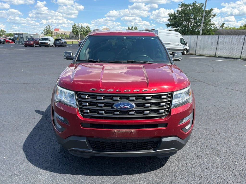 Used 2017 Ford Explorer XLT w/ Equipment Group 202A FWD image 2