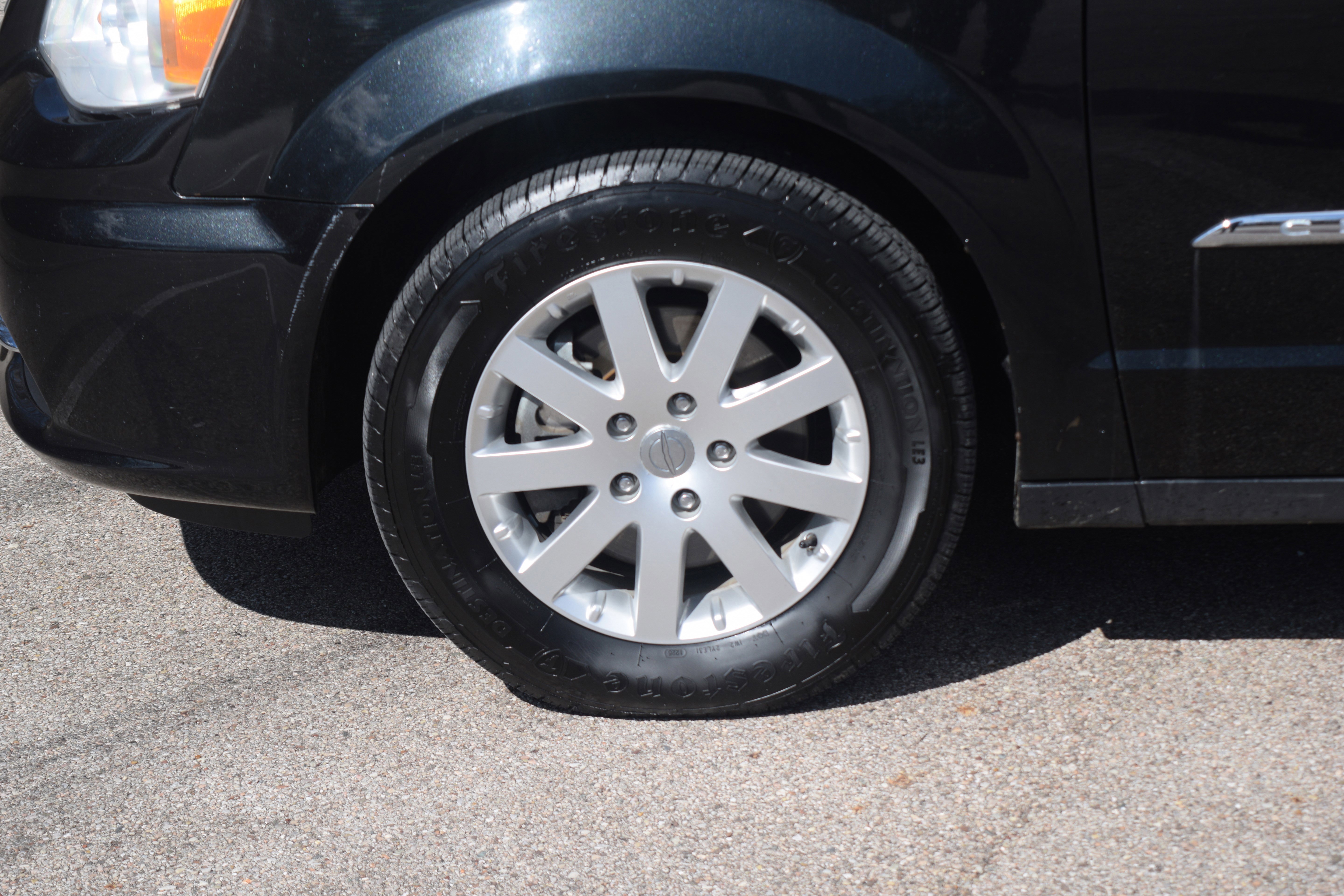 Used 2015 Chrysler Town & Country Touring w/ Driver Convenience Group image 29