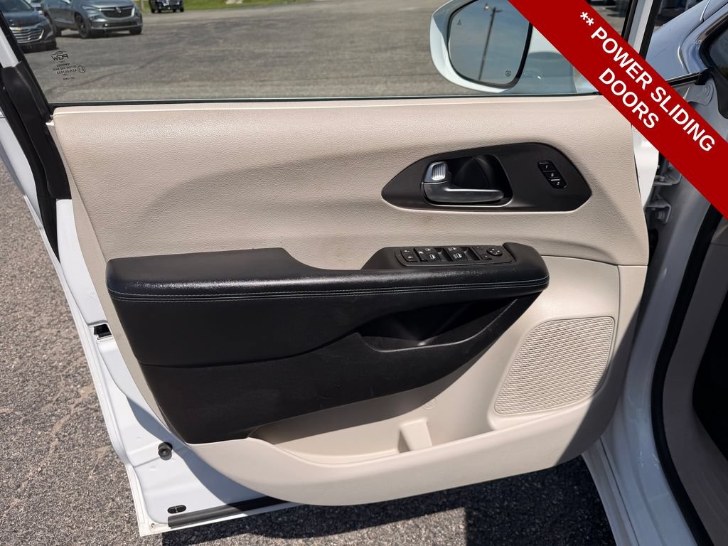 Used 2021 Chrysler Pacifica Touring-L FWD image 12