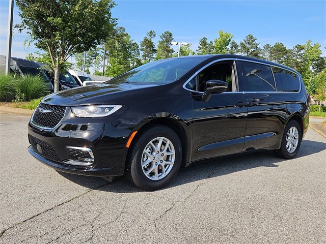 New 2025 Chrysler Pacifica Select image 3