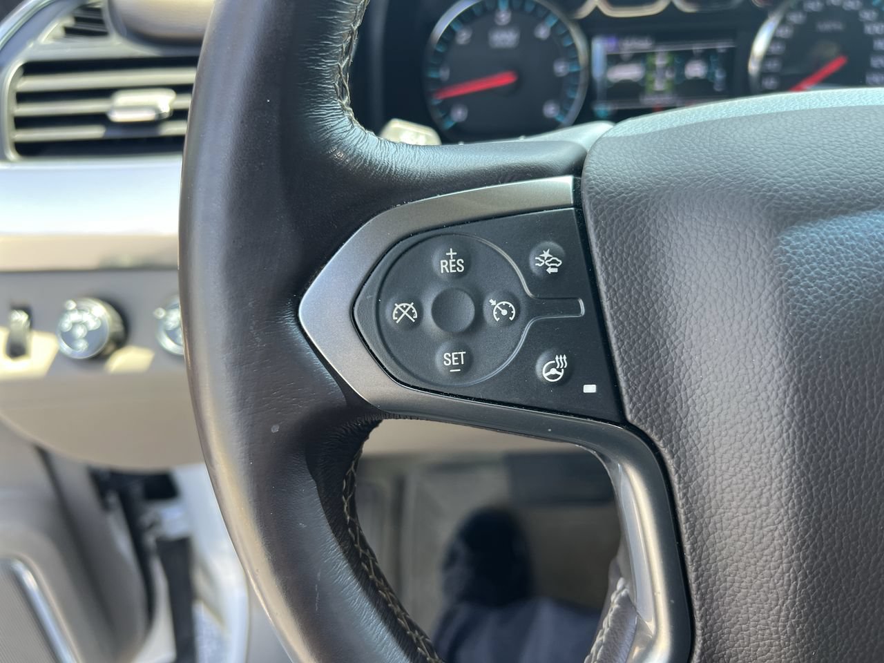 Used 2018 Chevrolet Suburban Premier AWD/4WD image 19