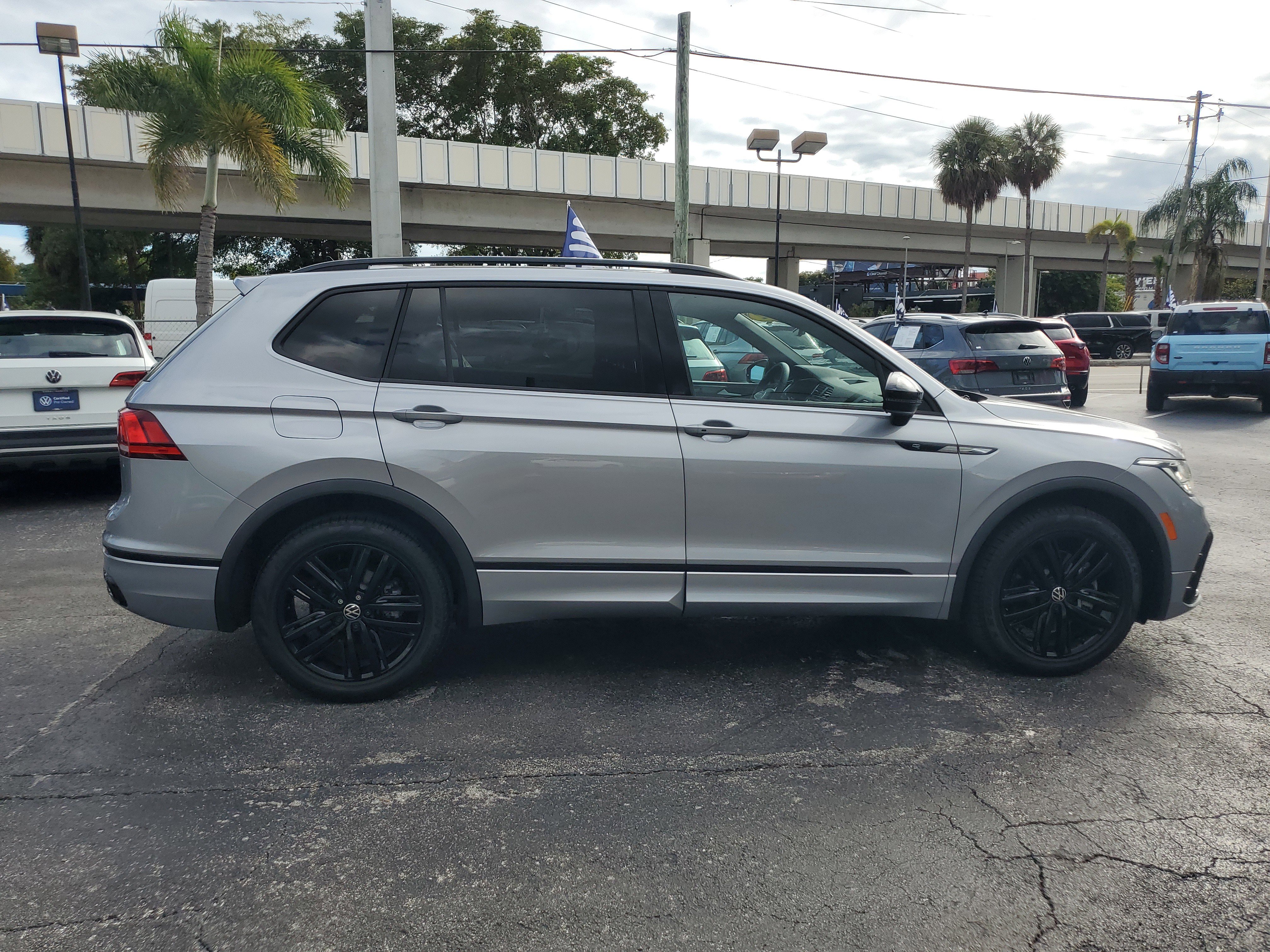 Used 2022 Volkswagen Tiguan SE R-Line FWD image 6
