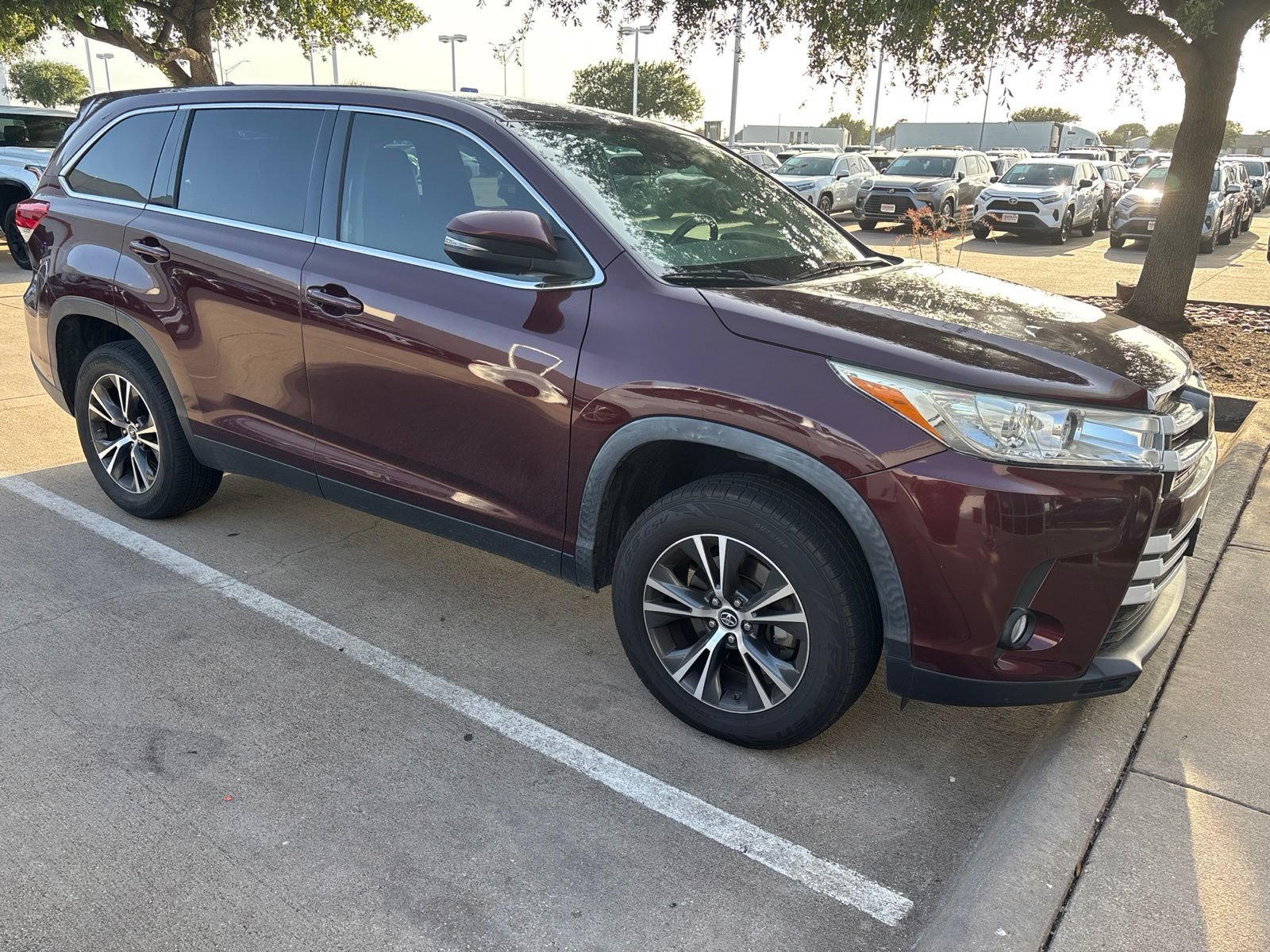 Used 2019 Toyota Highlander Plus FWD image 4