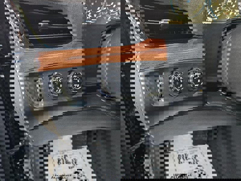 Used 2015 Cadillac Escalade Luxury AWD/4WD image 31