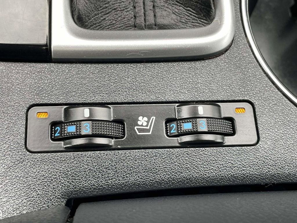 Used 2019 Toyota Highlander Limited FWD image 41