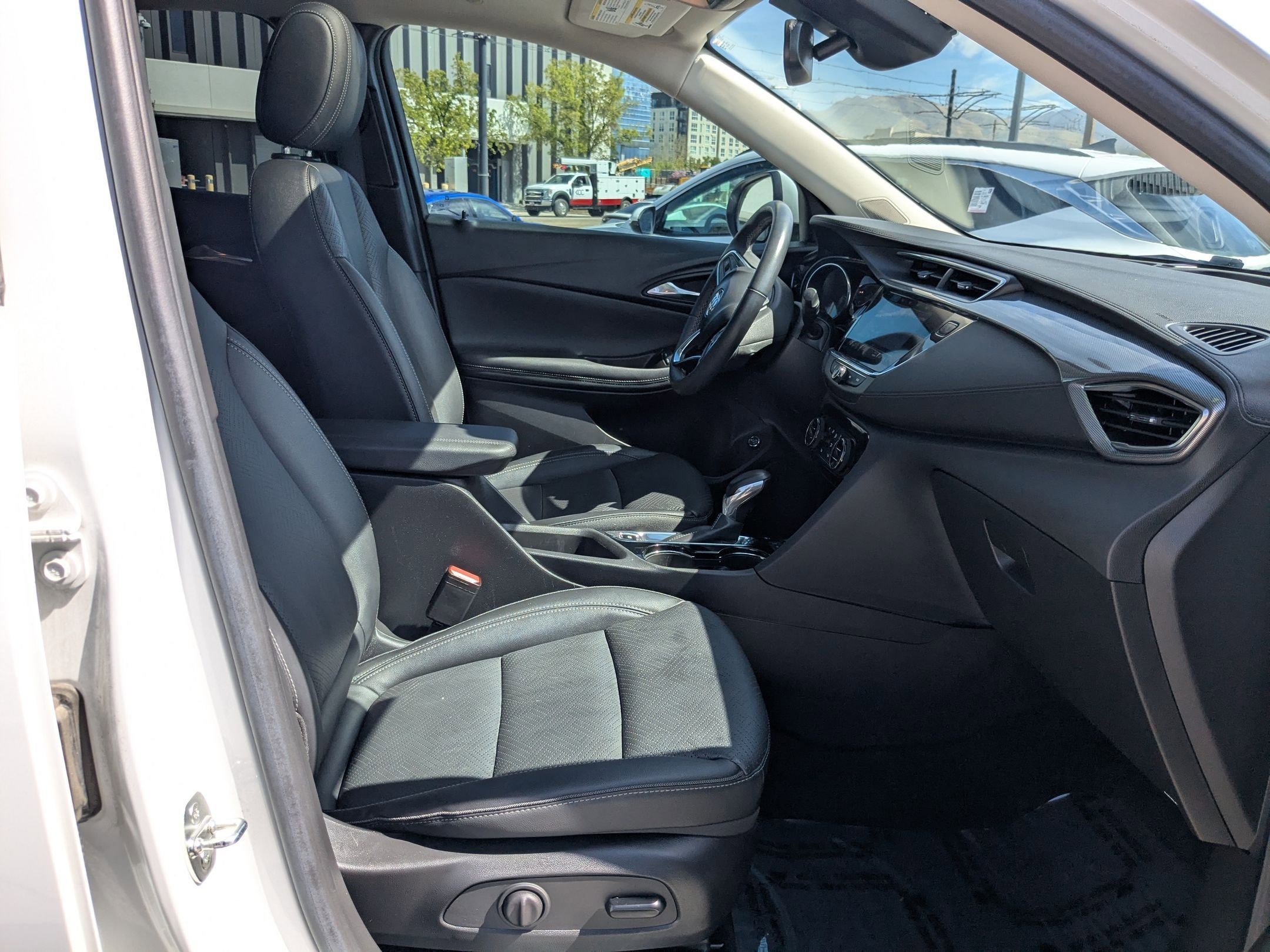 Used 2022 Buick Encore GX Essence w/ Experience Buick Package image 31