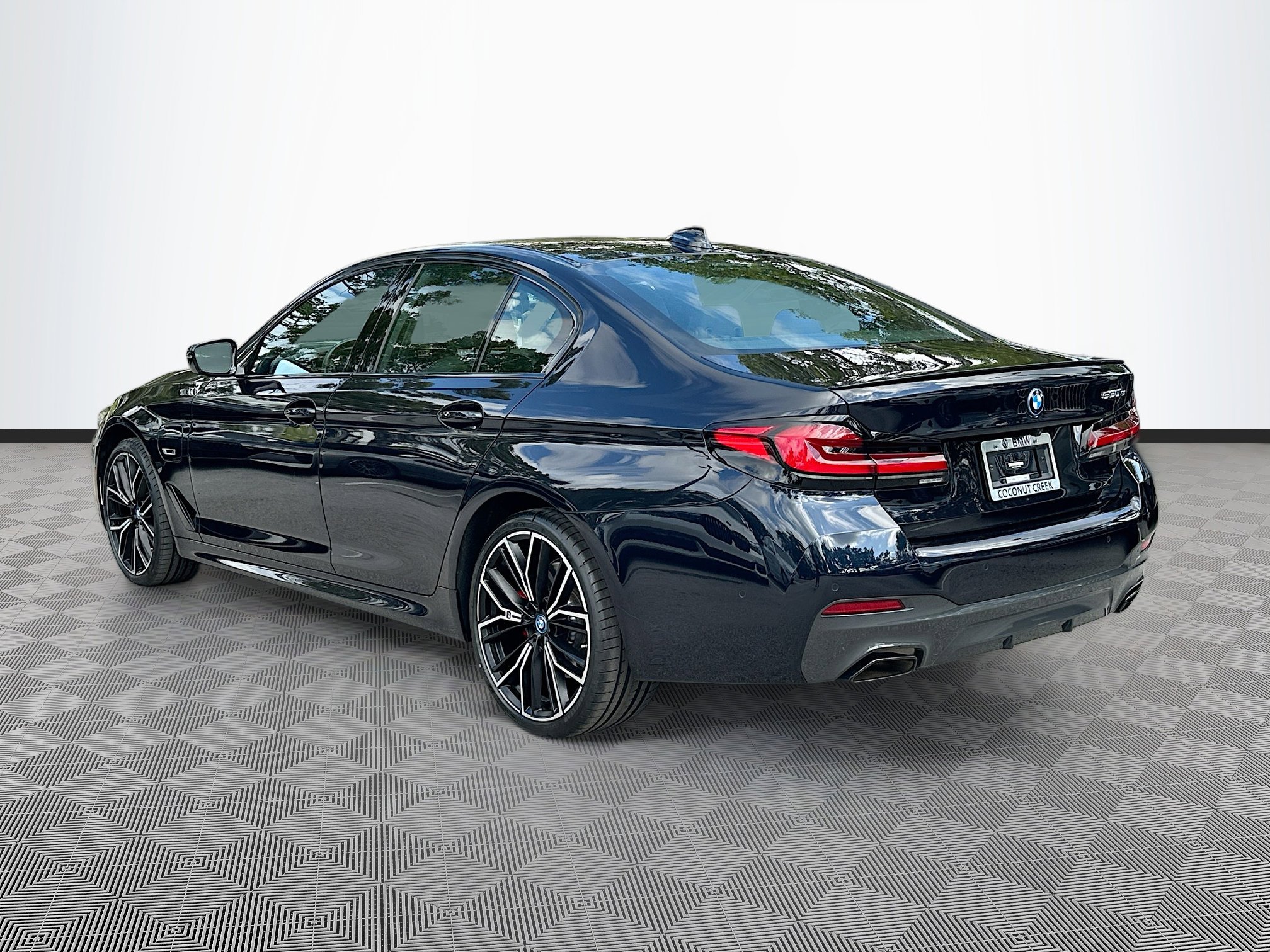 Used 2023 BMW 530e w/ M Sport Package image 5