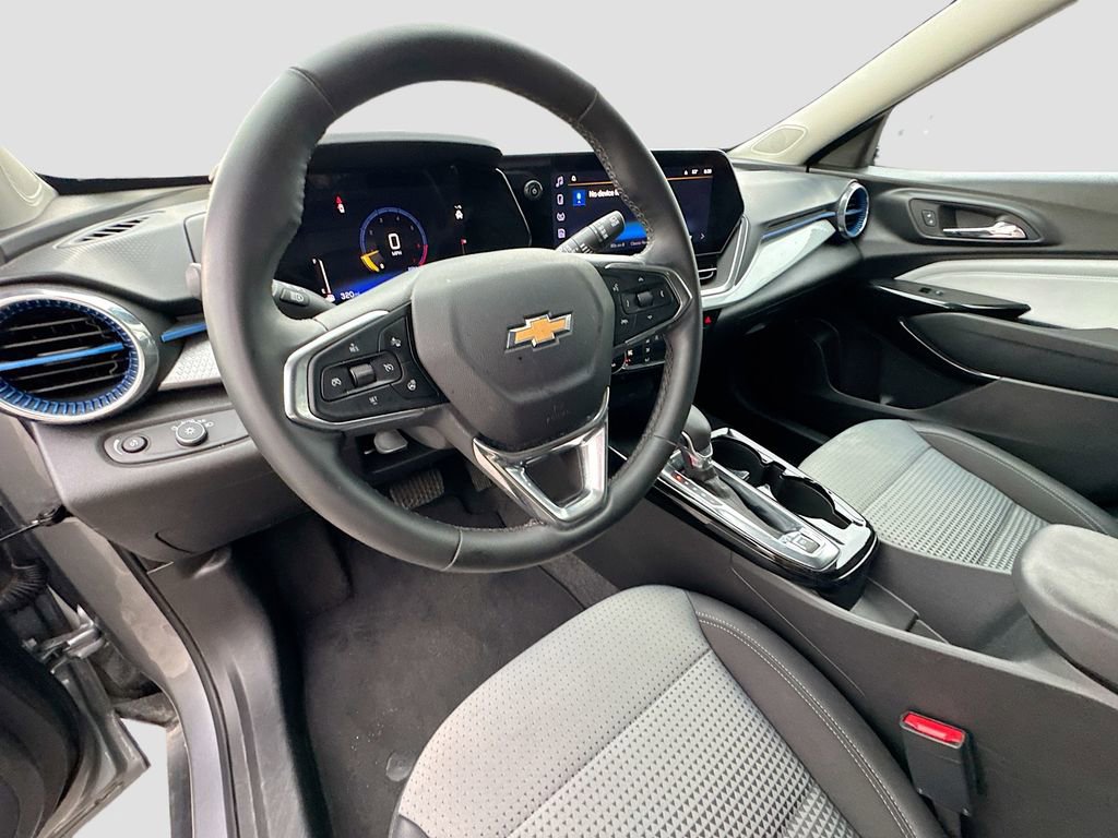 Used 2025 Chevrolet Trax LT w/ LT Convenience Package image 9