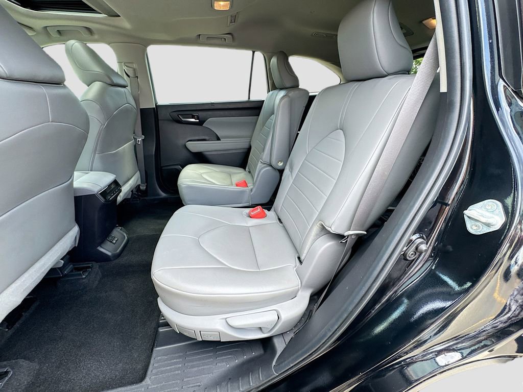 Used 2024 Toyota Highlander XLE AWD/4WD image 31