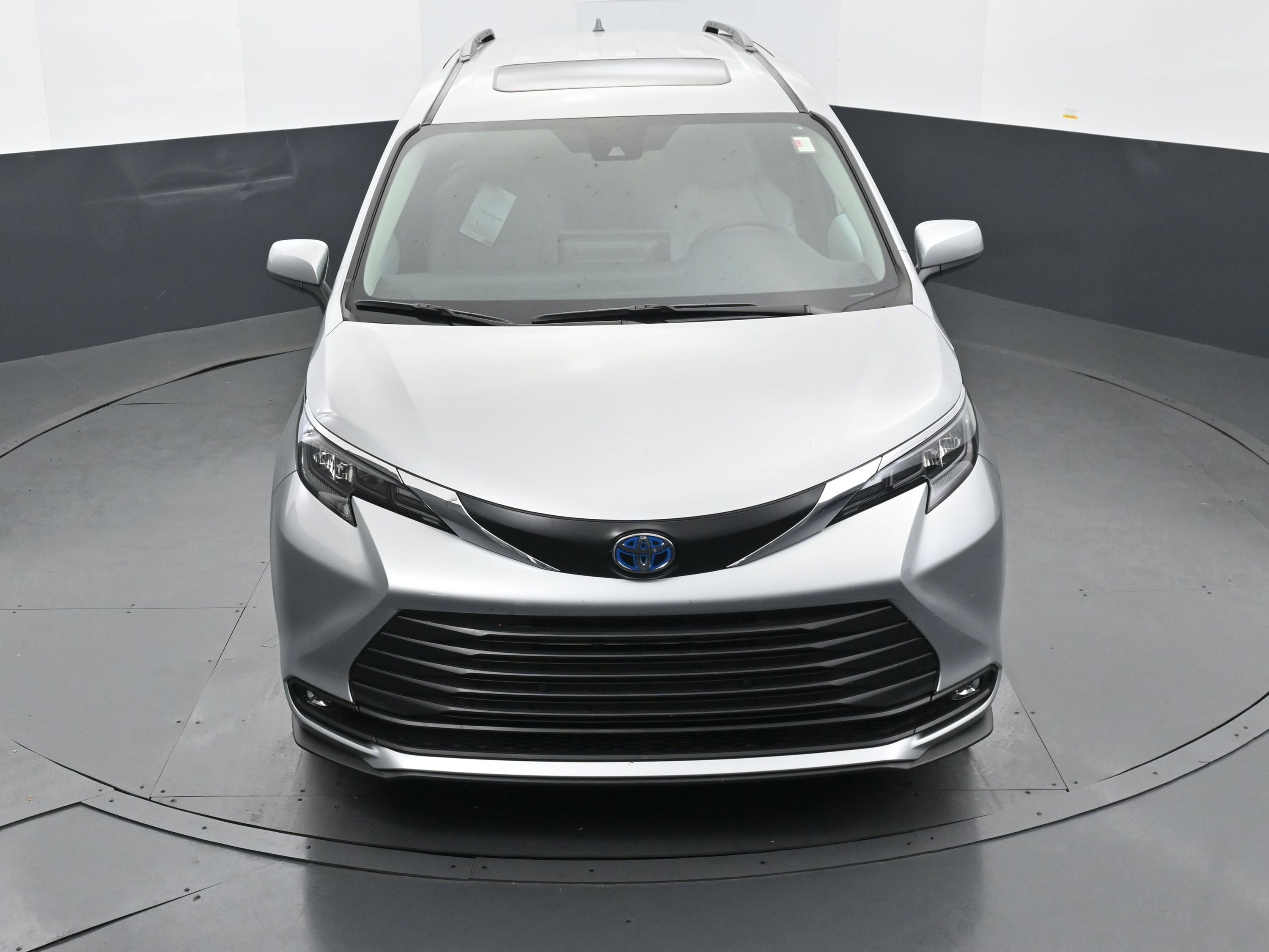 Used 2025 Toyota Sienna XLE FWD image 35