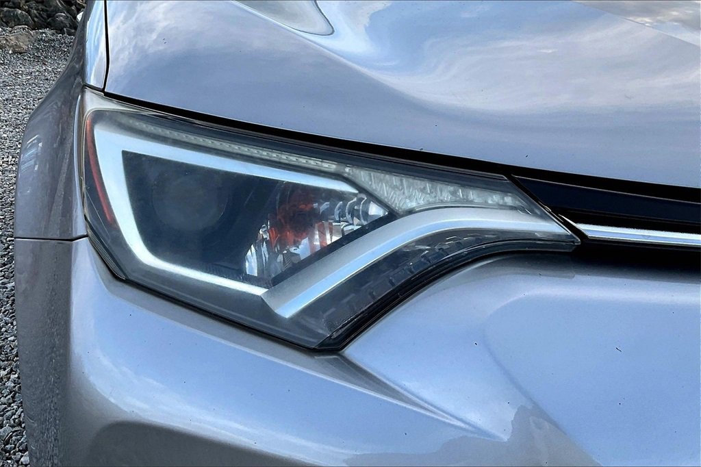 Used 2018 Toyota RAV4 LE w/ Carpet Mat Package image 22