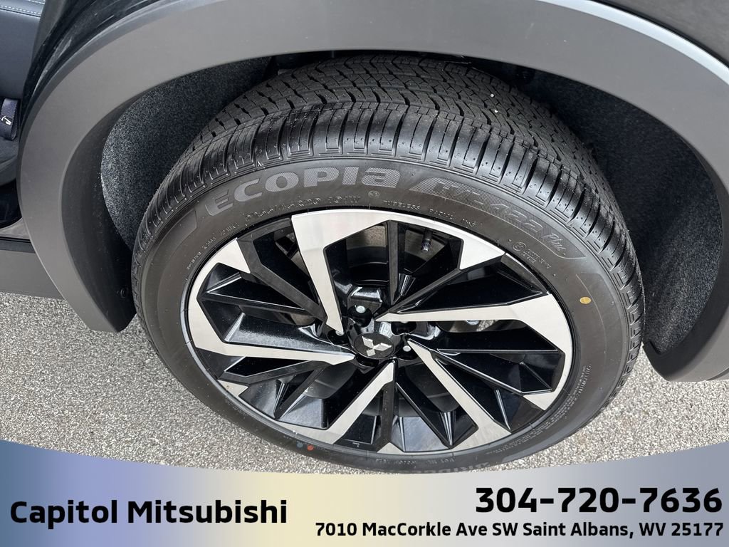 New 2025 Mitsubishi Outlander SE image 14