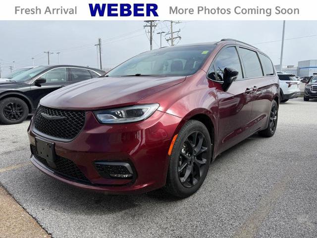 Used 2023 Chrysler Pacifica Limited w/ S Appearance Package image 1