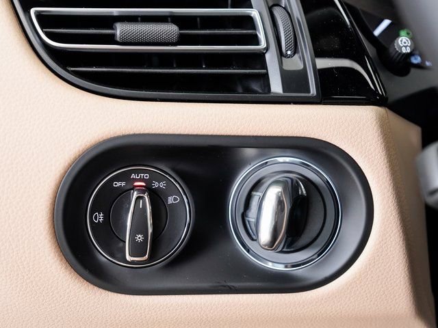 Certified 2025 Porsche Macan image 11