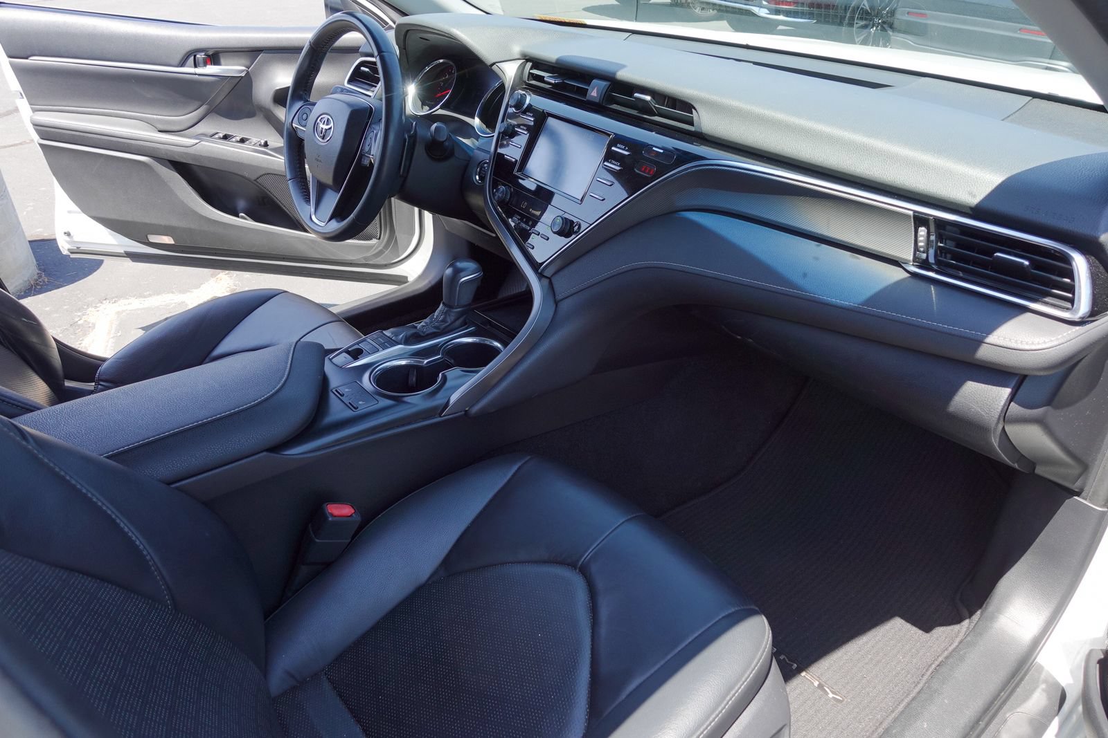 Used 2018 Toyota Camry XSE FWD image 11