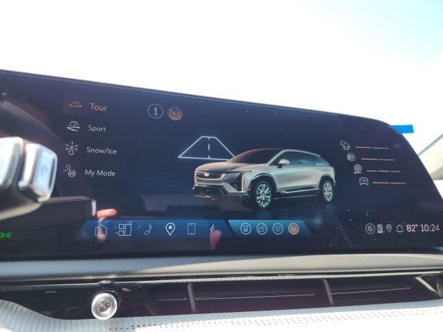 New 2025 Cadillac Optiq Luxury 2 image 35