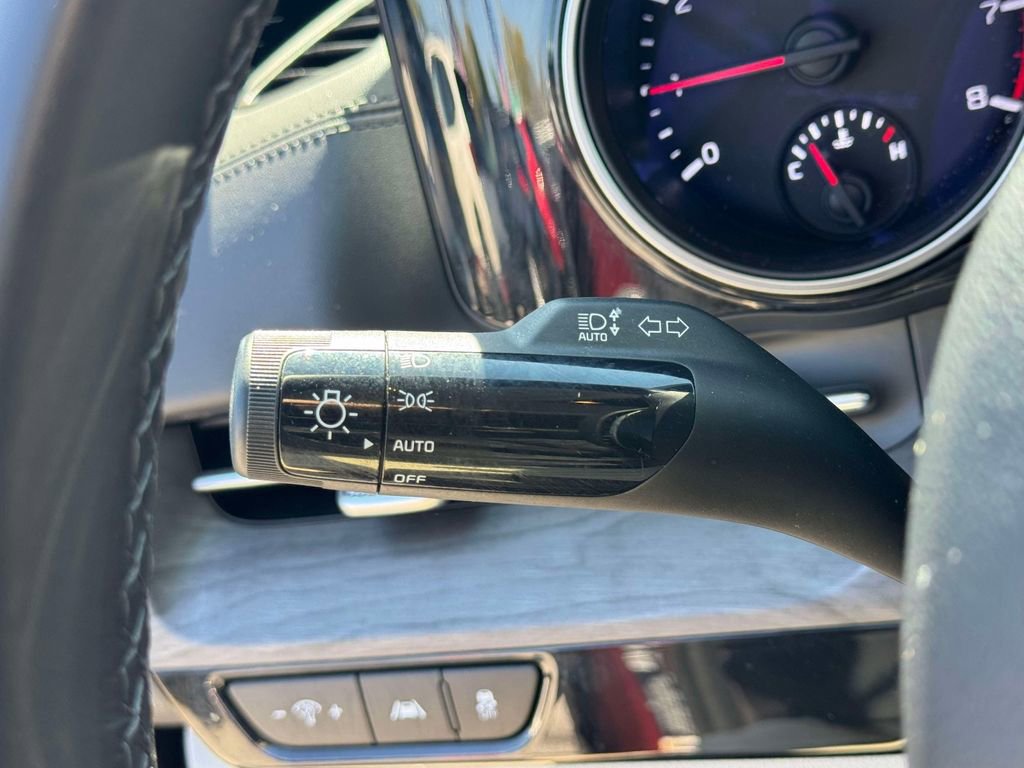 Used 2024 Kia Carnival EX FWD image 22