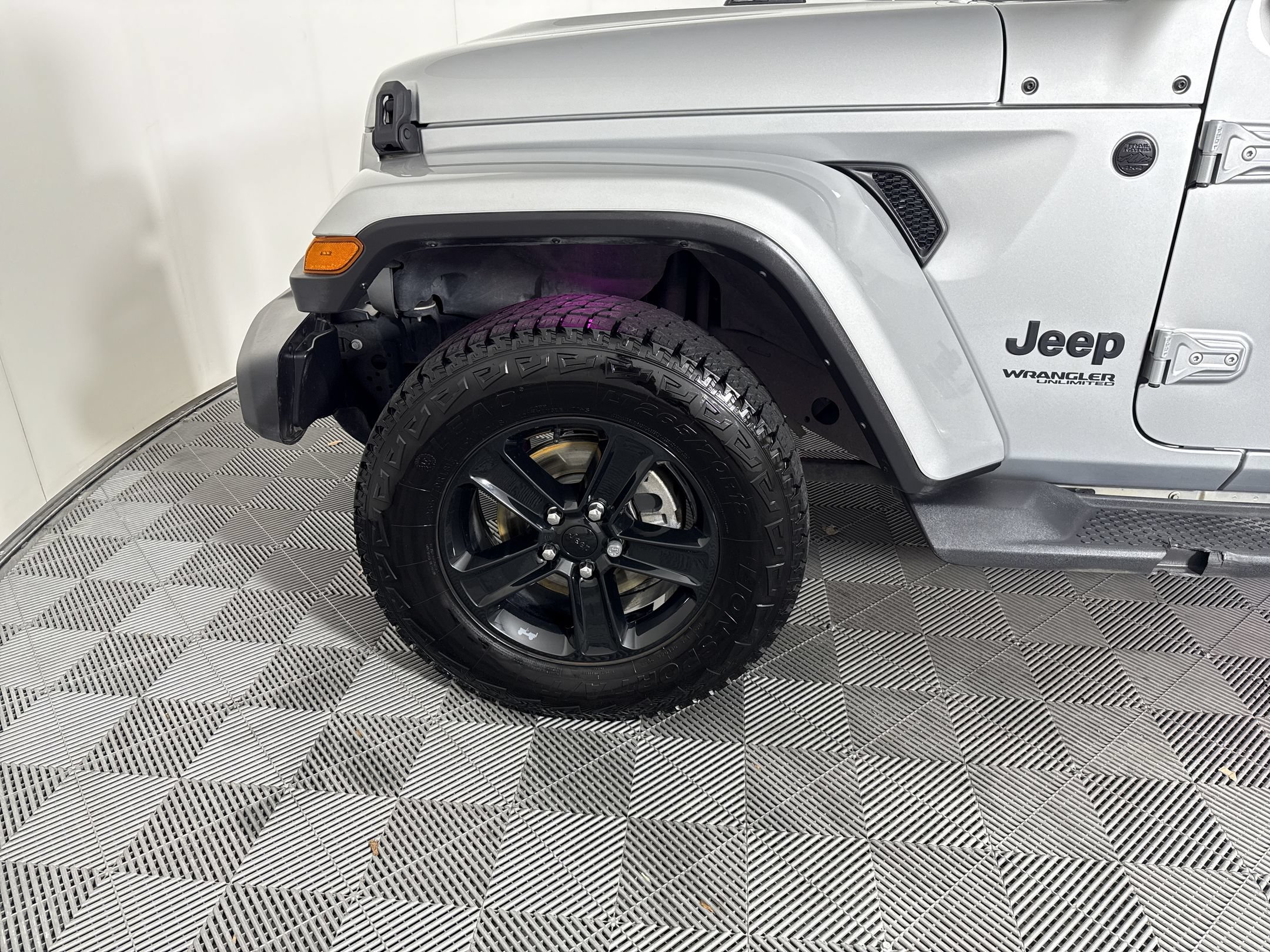 Used 2022 Jeep Wrangler Unlimited Sahara AWD/4WD image 12