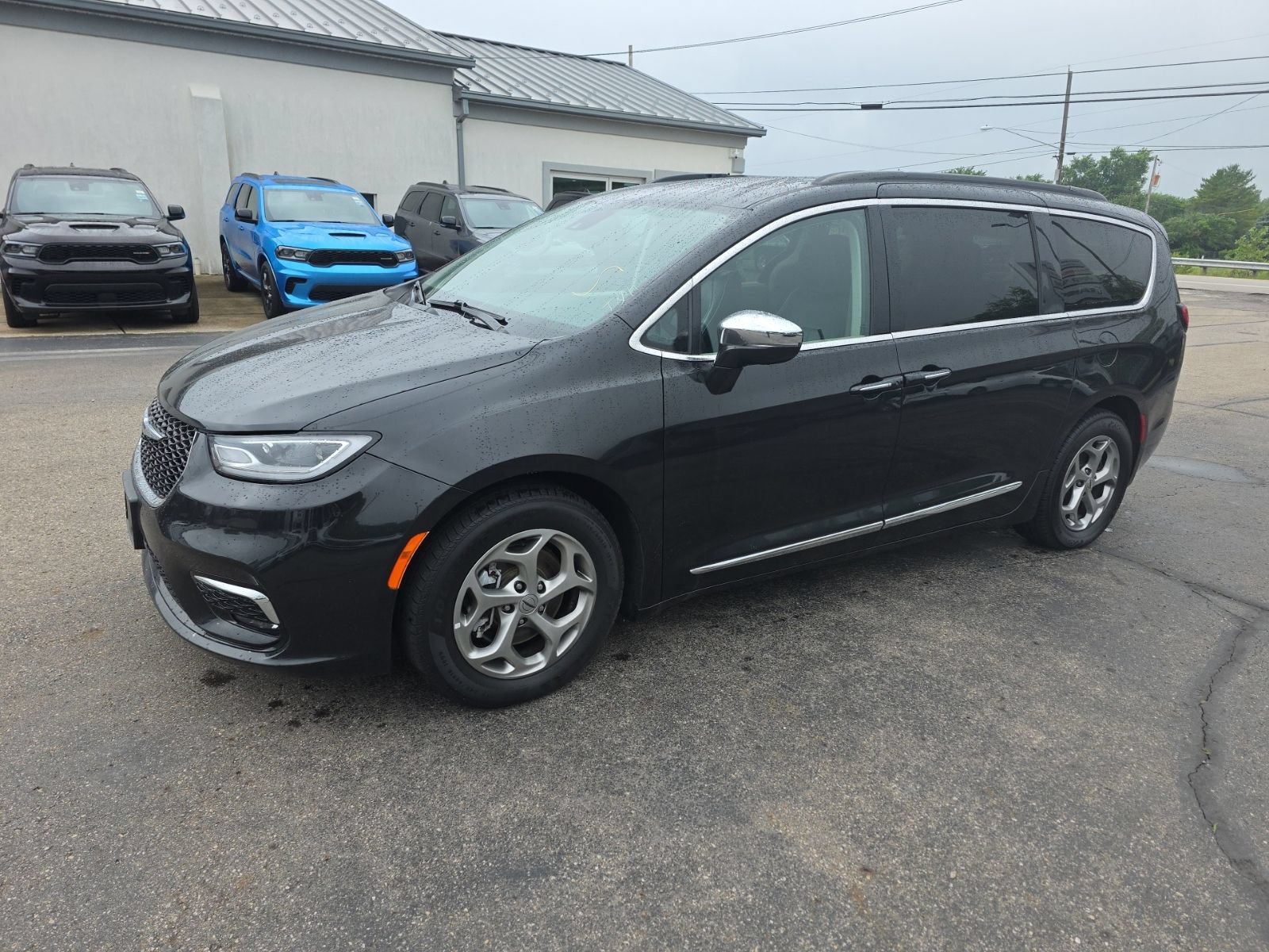 Used 2023 Chrysler Pacifica Limited FWD image 7