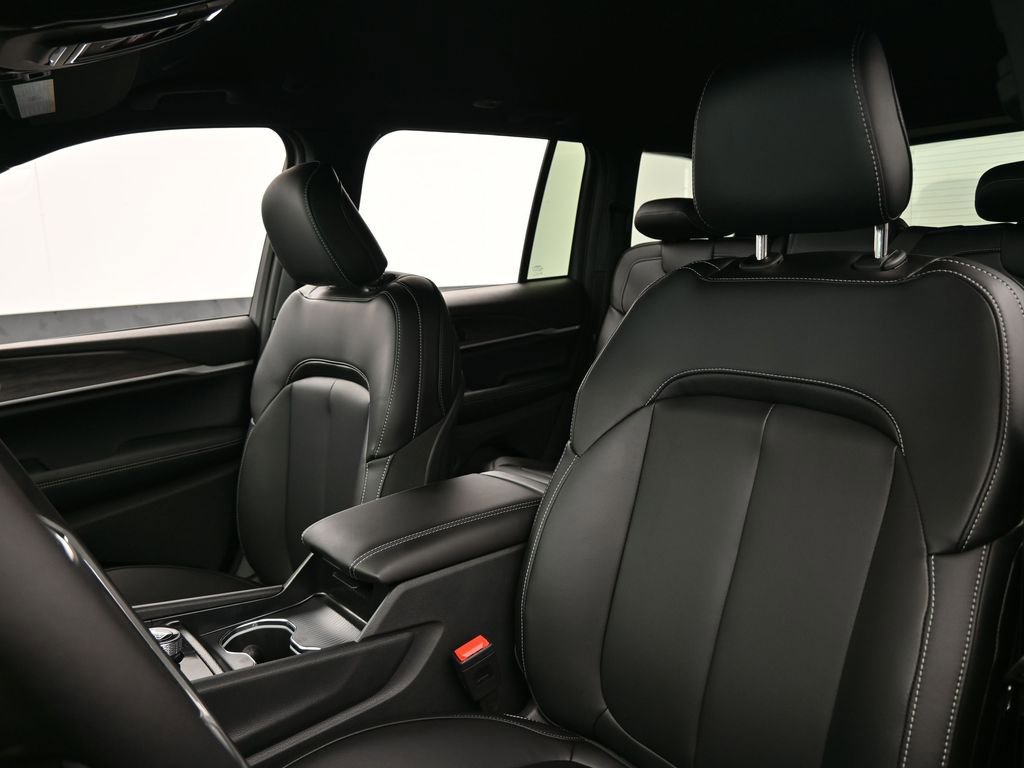 Used 2025 Jeep Grand Cherokee Limited image 10