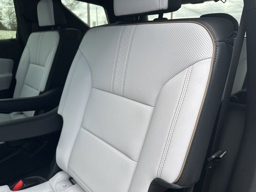 Used 2024 Chevrolet Traverse RS image 16