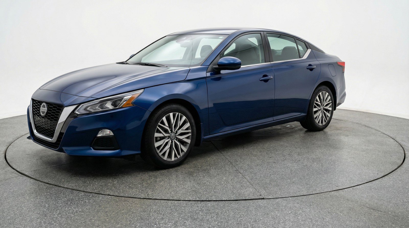 Used 2025 Nissan Altima 2.5 SV FWD image 3
