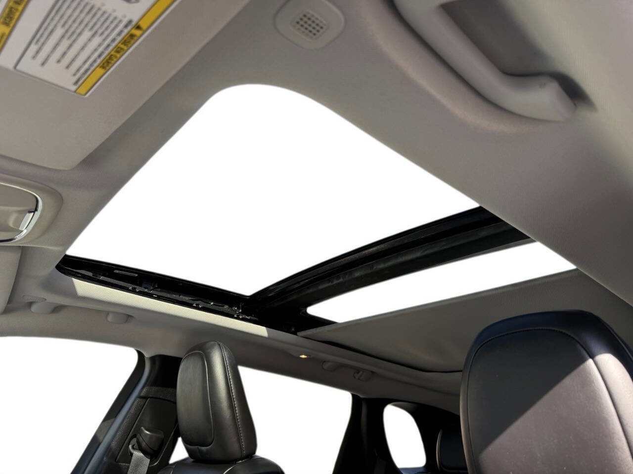 Used 2021 Jeep Cherokee Latitude Plus w/ Sun & Sound Group image 9