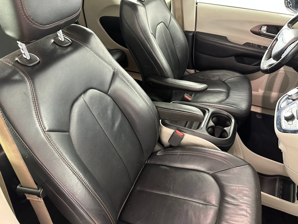 Used 2018 Chrysler Pacifica Touring-L FWD image 30