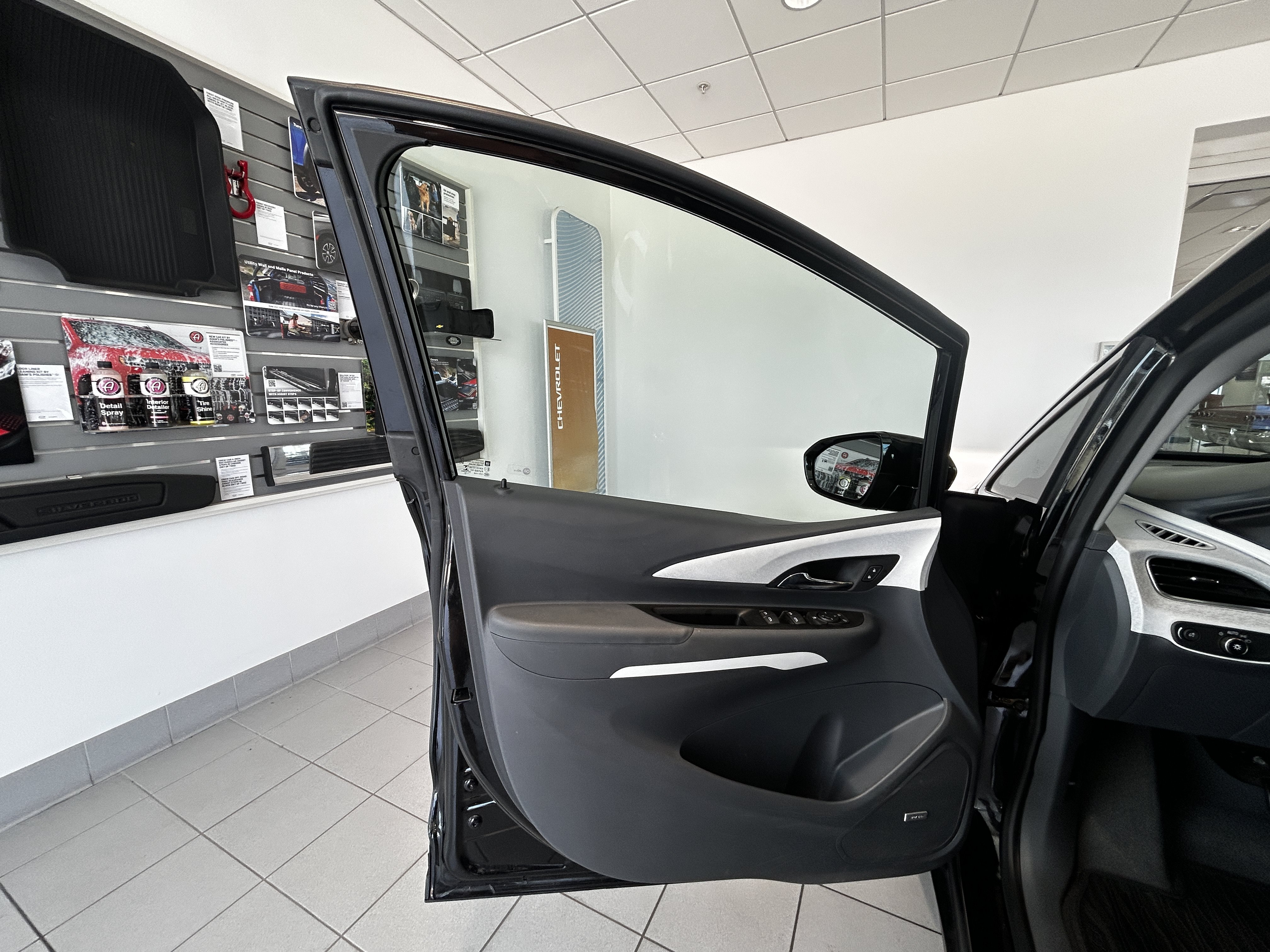Used 2018 Chevrolet Bolt Premier w/ Driver Confidence II Package FWD image 10