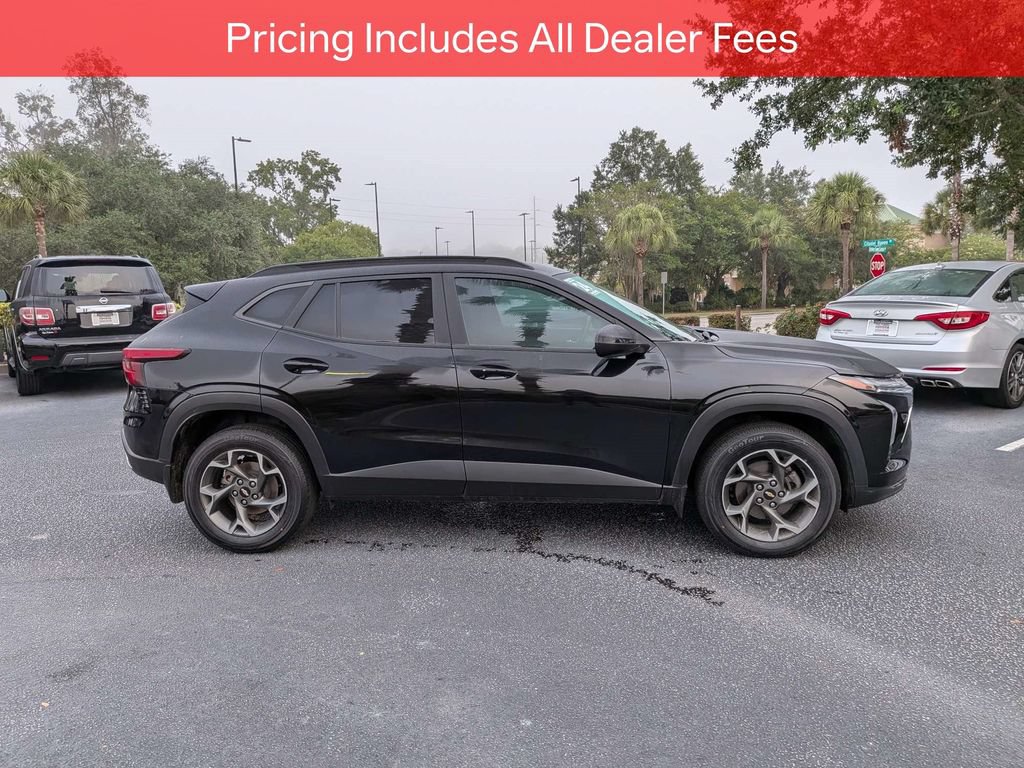 Used 2024 Chevrolet Trax LT w/ Driver Confidence Package FWD image 3