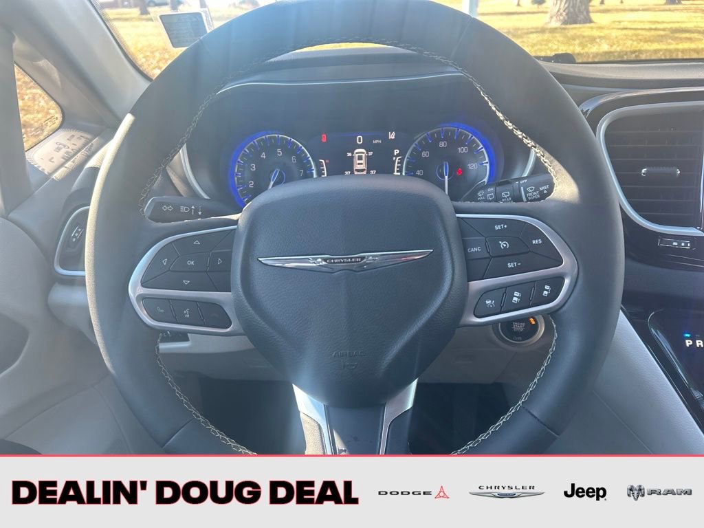 Used 2024 Chrysler Pacifica Touring-L image 14